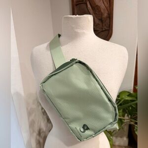 Geckobrands Waterproof Crossbody Sling Bag Green Phone Window Adjustable Strap